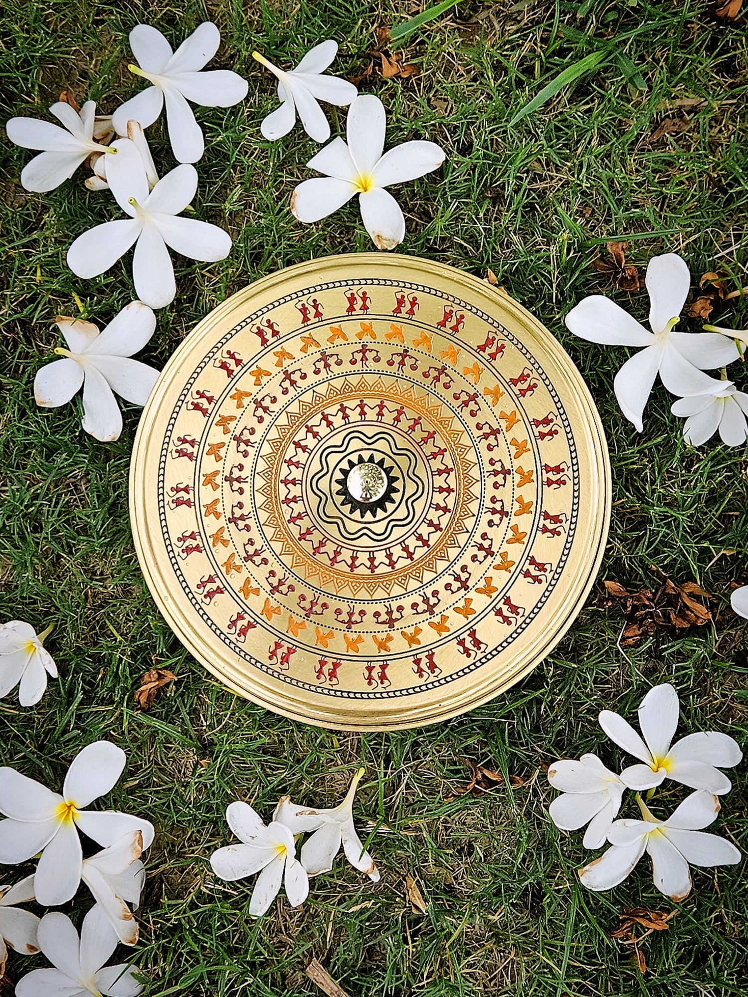 En stylet kjøkkenbenk med håndlagde krukker i stentøy og håndtrykkede kjøkkenhåndklær i økologisk bomull.