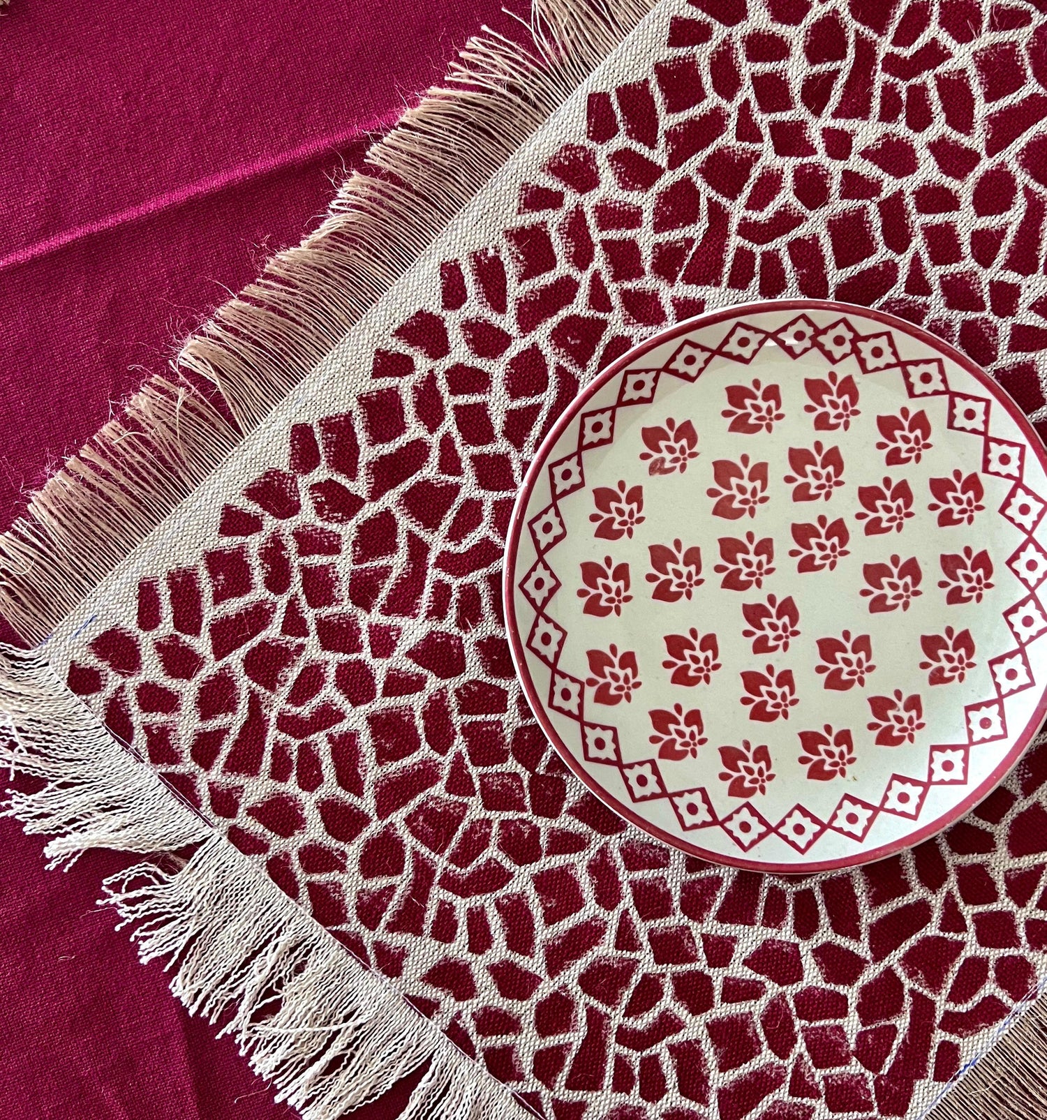 Et vakkert dekket trebord med en håndtrykket bordløper fra Bloc-A-Main, keramikkasjetter og linservietter.