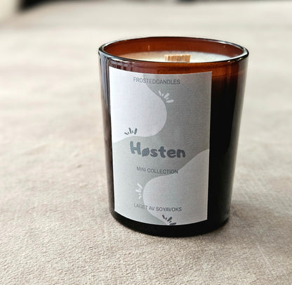 Mini Høsten soy candle in a tin with a maple wood wick and autumn leaf background