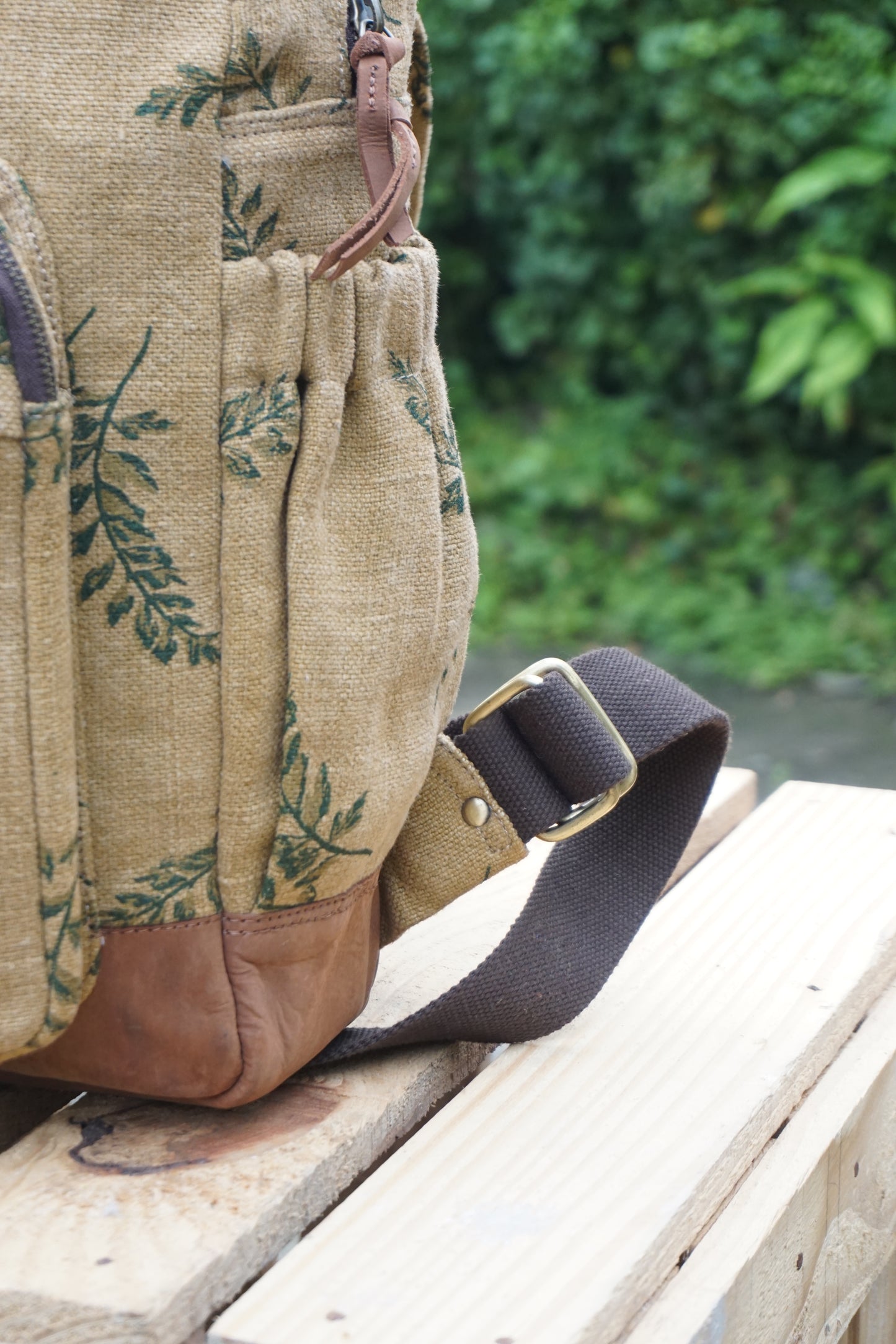 38cm handmade jute backpack with sturdy leather base for laptops