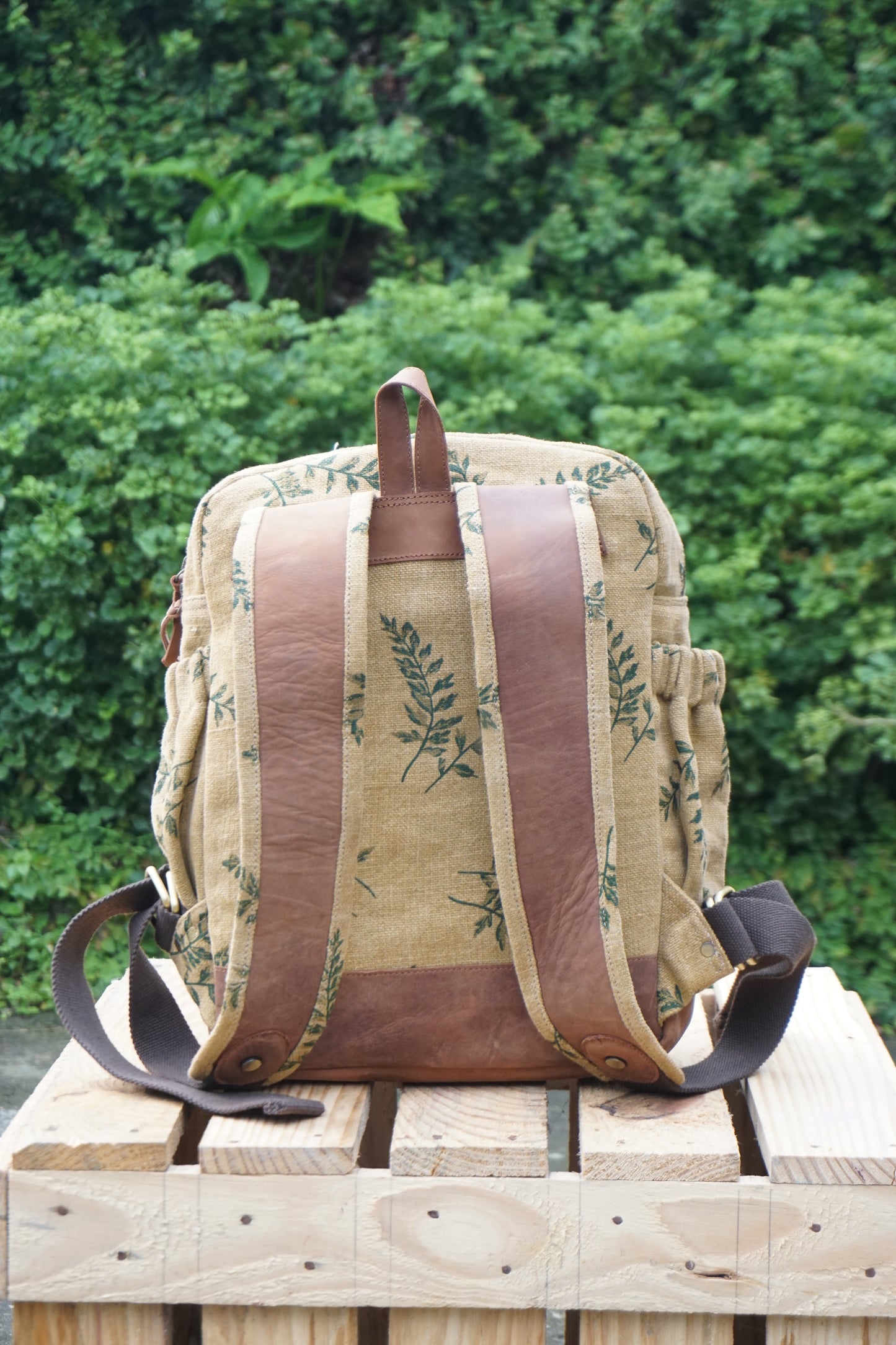 38cm handmade jute backpack with sturdy leather base for laptops