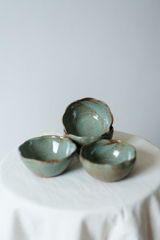 Minimalistisk håndlaget dessertskål i hvitt stentøy med en glatt, matt glasur.